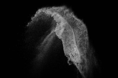 Siyah zemin üzerindeki beyaz parçacıkların hareketlerini dondur. Barut patlaması. Soyut toz tabakası dokusu.