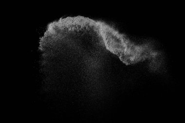 Siyah zemin üzerindeki beyaz parçacıkların hareketlerini dondur. Barut patlaması. Soyut toz tabakası dokusu.