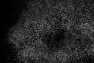 Siyah arka planda soyut su sıçramaları. Beyaz parçacıkların hareketlerini dondur. Yağmur, kar örtüsü dokusu.