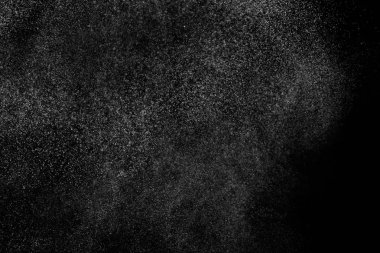 Siyah arka planda soyut su sıçramaları. Beyaz parçacıkların hareketlerini dondur. Yağmur, kar örtüsü dokusu.