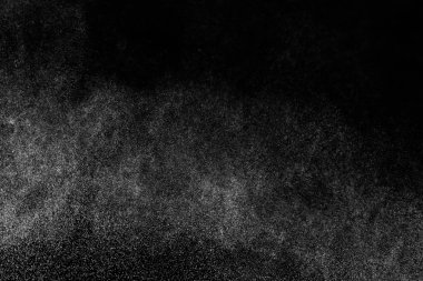 Siyah arka planda soyut su sıçramaları. Beyaz parçacıkların hareketlerini dondur. Yağmur, kar örtüsü dokusu.