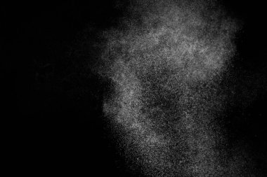 Siyah arka planda soyut su sıçramaları. Beyaz parçacıkların hareketlerini dondur. Yağmur, kar örtüsü dokusu.