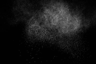 Siyah arka planda soyut su sıçramaları. Beyaz parçacıkların hareketlerini dondur. Yağmur, kar örtüsü dokusu.