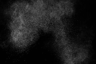 Siyah arka planda soyut su sıçramaları. Beyaz parçacıkların hareketlerini dondur. Yağmur, kar örtüsü dokusu.