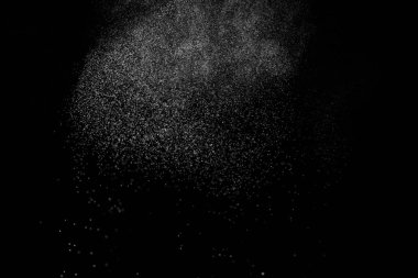 Siyah arka planda soyut su sıçramaları. Beyaz parçacıkların hareketlerini dondur. Yağmur, kar örtüsü dokusu.