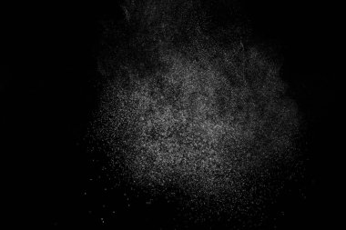 Siyah arka planda soyut su sıçramaları. Beyaz parçacıkların hareketlerini dondur. Yağmur, kar örtüsü dokusu.