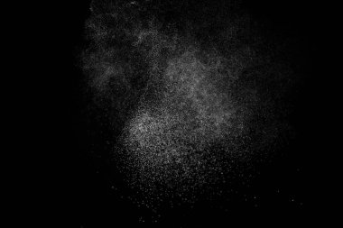 Siyah arka planda soyut su sıçramaları. Beyaz parçacıkların hareketlerini dondur. Yağmur, kar örtüsü dokusu.