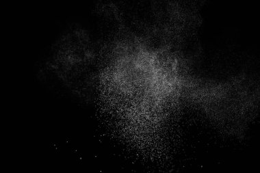 Siyah arka planda soyut su sıçramaları. Beyaz parçacıkların hareketlerini dondur. Yağmur, kar örtüsü dokusu.