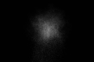 Siyah arka planda soyut su sıçramaları. Beyaz parçacıkların hareketlerini dondur. Yağmur, kar örtüsü dokusu.