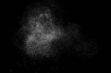 Siyah arka planda soyut su sıçramaları. Beyaz parçacıkların hareketlerini dondur. Yağmur, kar örtüsü dokusu.