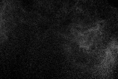 Siyah arka planda soyut su sıçramaları. Beyaz parçacıkların hareketlerini dondur. Yağmur, kar örtüsü dokusu.