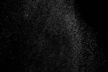 Siyah arka planda soyut su sıçramaları. Beyaz parçacıkların hareketlerini dondur. Yağmur, kar örtüsü dokusu.