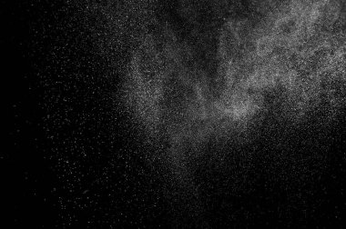Siyah zemin üzerindeki beyaz parçacıkların hareketlerini dondur. Barut patlaması. Soyut toz tabakası dokusu.