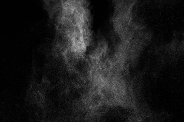 Siyah zemin üzerindeki beyaz parçacıkların hareketlerini dondur. Barut patlaması. Soyut toz tabakası dokusu.