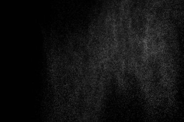 siyah bir zemin üzerine su sıçramalarına soyut. Soyut sprey su. Soyut yağmur. su duş bırakır. Beyaz toz patlama. Soyut doku. siyah arka plan.