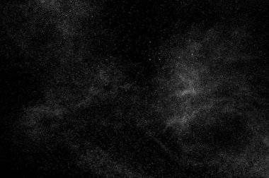 Siyah arkaplanda soyut su sıçramaları.