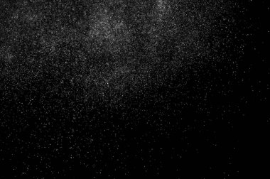 Siyah arkaplanda soyut su sıçramaları.