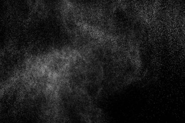 Siyah arkaplanda soyut su sıçramaları.