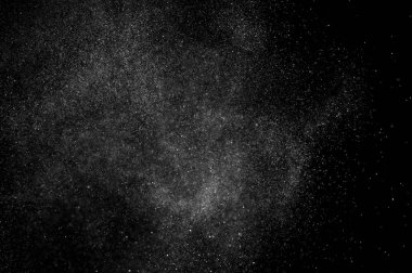 Siyah arkaplanda soyut su sıçramaları.