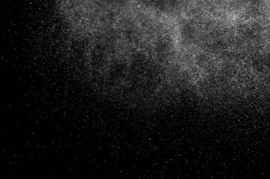 Siyah arkaplanda soyut su sıçramaları.