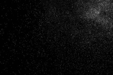 Siyah arkaplanda soyut su sıçramaları.