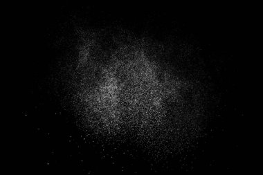 Siyah arka planda soyut su sıçramaları. Beyaz parçacıkların hareketlerini dondur. Yağmur, kar örtüsü dokusu.