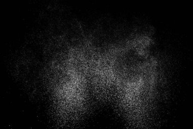 Siyah arka planda soyut su sıçramaları. Beyaz parçacıkların hareketlerini dondur. Yağmur, kar örtüsü dokusu.