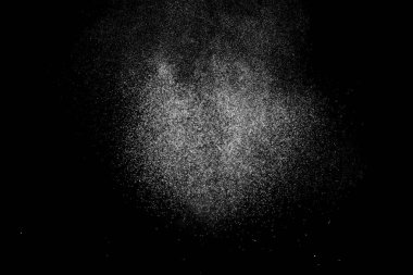 Siyah arka planda soyut su sıçramaları. Beyaz parçacıkların hareketlerini dondur. Yağmur, kar örtüsü dokusu.