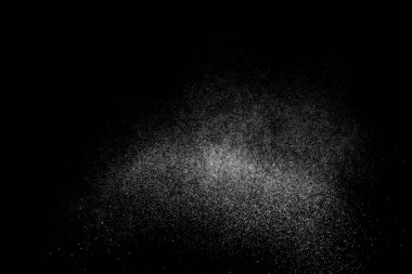 Siyah arka planda soyut su sıçramaları. Beyaz parçacıkların hareketlerini dondur. Yağmur, kar örtüsü dokusu.