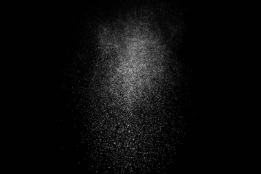 Siyah arka planda soyut su sıçramaları. Beyaz parçacıkların hareketlerini dondur. Yağmur, kar örtüsü dokusu.