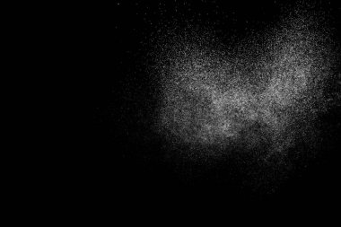 Siyah arka planda soyut su sıçramaları. Beyaz parçacıkların hareketlerini dondur. Yağmur, kar örtüsü dokusu.