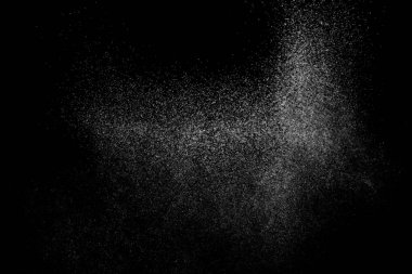 Siyah arka planda soyut su sıçramaları. Beyaz parçacıkların hareketlerini dondur. Yağmur, kar örtüsü dokusu.