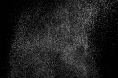 Siyah arka planda soyut su sıçramaları. Soyut su püskürtüsü. Soyut yağmur. Duş suyu damlaları. soyut doku.