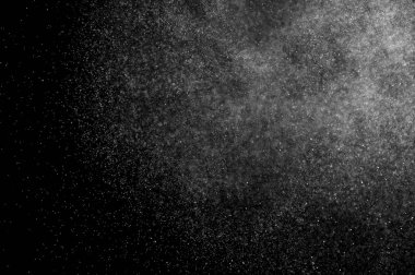 Siyah arkaplanda soyut su sıçramaları.