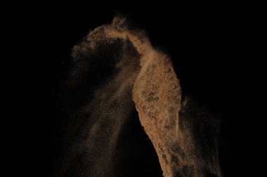 Kumsal patlaması siyah arka planda izole edildi. Soyut kum bulutu.