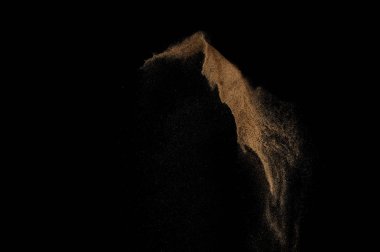 Kumsal patlaması siyah arka planda izole edildi. Soyut kum bulutu.