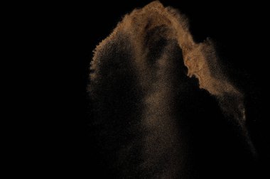 Kumsal patlaması siyah arka planda izole edildi. Soyut kum bulutu.