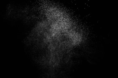 Siyah arka planda soyut su sıçramaları. Beyaz parçacıkların hareketlerini dondur. Yağmur, kar örtüsü dokusu.