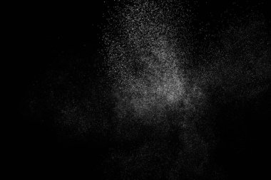 Siyah arka planda soyut su sıçramaları. Beyaz parçacıkların hareketlerini dondur. Yağmur, kar örtüsü dokusu.