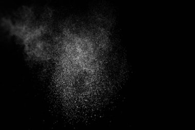 Siyah arka planda soyut su sıçramaları. Beyaz parçacıkların hareketlerini dondur. Yağmur, kar örtüsü dokusu.