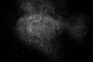 Siyah arka planda soyut su sıçramaları. Beyaz parçacıkların hareketlerini dondur. Yağmur, kar örtüsü dokusu.