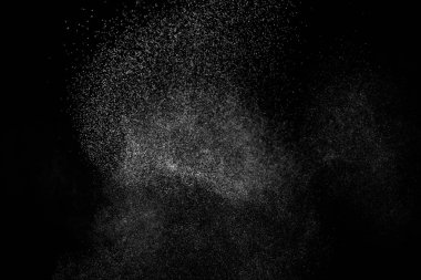 Siyah arka planda soyut su sıçramaları. Beyaz parçacıkların hareketlerini dondur. Yağmur, kar örtüsü dokusu.