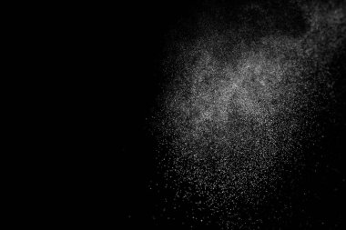 Siyah arka planda soyut su sıçramaları. Beyaz parçacıkların hareketlerini dondur. Yağmur, kar örtüsü dokusu.