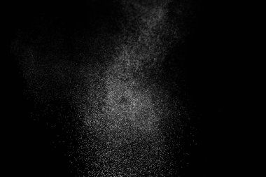 Siyah arka planda soyut su sıçramaları. Beyaz parçacıkların hareketlerini dondur. Yağmur, kar örtüsü dokusu.