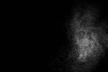 Siyah arka planda soyut su sıçramaları. Beyaz parçacıkların hareketlerini dondur. Yağmur, kar örtüsü dokusu.