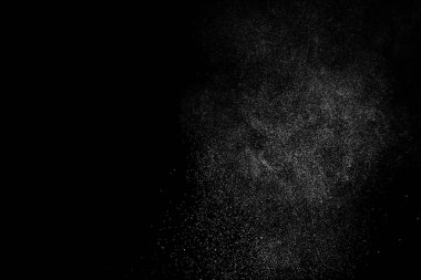 Siyah arka planda soyut su sıçramaları. Beyaz parçacıkların hareketlerini dondur. Yağmur, kar örtüsü dokusu.