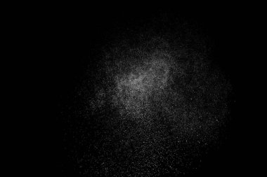 Siyah arka planda soyut su sıçramaları. Beyaz parçacıkların hareketlerini dondur. Yağmur, kar örtüsü dokusu.