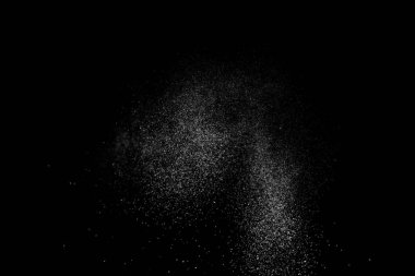 Siyah arka planda soyut su sıçramaları. Beyaz parçacıkların hareketlerini dondur. Yağmur, kar örtüsü dokusu.