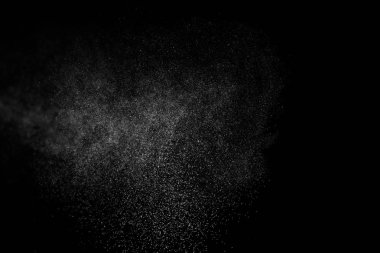 Siyah arkaplanda soyut su sıçramaları.