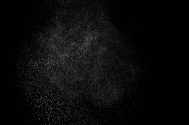 Siyah arkaplanda soyut su sıçramaları.